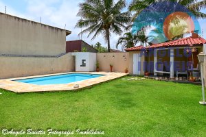Casa com piscina a 50 metros da praia no bairro Convento Velho em Peruibe