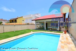 Casa com piscina a 50 metros da praia no bairro Convento Velho em Peruibe