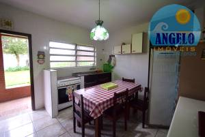 Casa terrea, 3 dormitórios, 2 lotes,  no bairro Arpoador, á 200 metros da praia