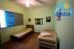 Casa terrea, 3 dormitórios, 2 lotes,  no bairro Arpoador, á 200 metros da praia