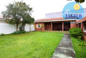 Casa terrea, 3 dormitórios, 2 lotes,  no bairro Arpoador, á 200 metros da praia