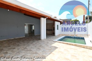 Casa pé na areia a venda no bairro Oásis em Peruíbe