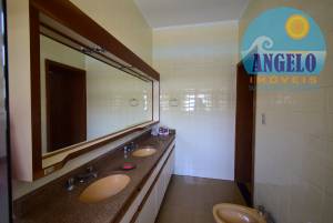 Casa térrea com piscina, 3 dormitorios em Peruíbe, entre 400 e 800 metros da praia