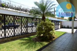 Casa térrea com piscina, 3 dormitorios em Peruíbe, entre 400 e 800 metros da praia