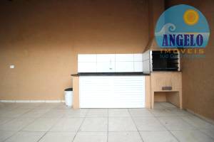 Sobrado com piscina, 5 suites em Peruibe, entre 400 e 800 metros da praia