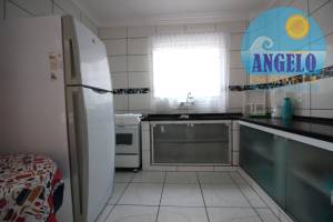 Sobrado com piscina, 5 suites em Peruibe, entre 400 e 800 metros da praia