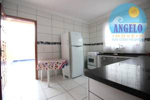 Sobrado com piscina, 5 suites em Peruibe, entre 400 e 800 metros da praia