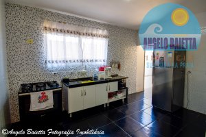 Casa com piscina á venda no bairro Stella Maris em Peruíbe