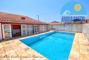 Casa com piscina á venda no bairro Stella Maris em Peruíbe