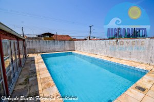 Casa com piscina á venda no bairro Stella Maris em Peruíbe