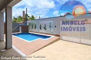Casa com piscina a 50 metros da praia no bairro Florida em Peruíbe