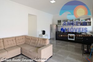 Casa com piscina a 50 metros da praia no bairro Florida em Peruíbe