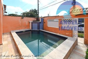 Sobrado com piscina á venda no bairro Jardim Marcia em Peruíbe
