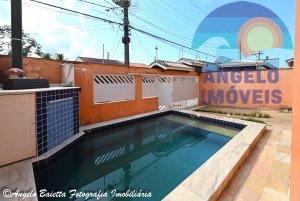 Sobrado com piscina á venda no bairro Jardim Marcia em Peruíbe
