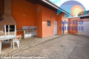 Sobrado com piscina á venda no bairro Jardim Marcia em Peruíbe
