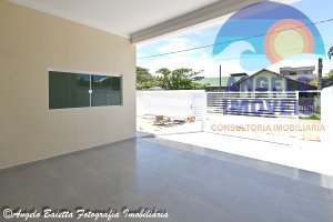 Casa nova com piscina á venda no bairro Tres Marias em Peruíbe