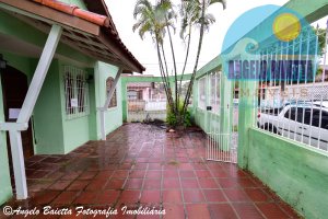 Casa para locação no bairro Centro em Peruíbe, á 200 metros da praia