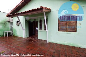 Casa para locação no bairro Centro em Peruíbe, á 200 metros da praia