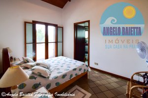 Sobrado á venda no condomínio Bougainvilleé I em Peruíbe, frente ao mar