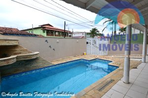 Casa lado praia á venda no bairro Belmira Novaes em Peruíbe