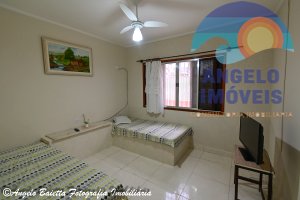 Casa lado praia á venda no bairro Belmira Novaes em Peruíbe