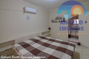 Casa lado praia á venda no bairro Belmira Novaes em Peruíbe