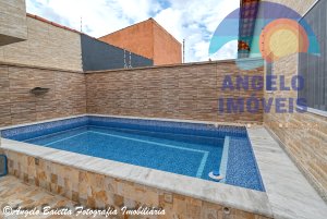 Casa com 3 dormitórios, piscina, á venda no bairro Park D Aville em Peruíbe