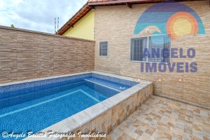 Casa com 3 dormitórios, piscina, á venda no bairro Park D Aville em Peruíbe