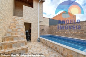 Casa com 3 dormitórios, piscina, á venda no bairro Park D Aville em Peruíbe
