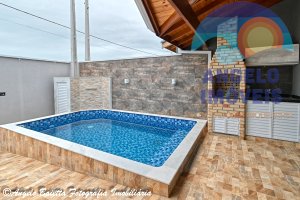 Casa com piscina á venda no bairro Flora Rica em Peruíbe
