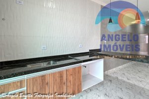 Casa com piscina á venda no bairro Flora Rica em Peruíbe