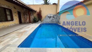 Casa com piscina á venda no bairro Oásis em Peruíbe