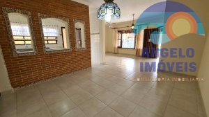 Casa com piscina á venda no bairro Oásis em Peruíbe