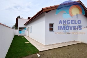 Casa á venda no bairro Jardim Veneza em Peruíbe