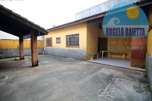 Casa á venda no bairro Josedy em Peruibe, frente ao mar