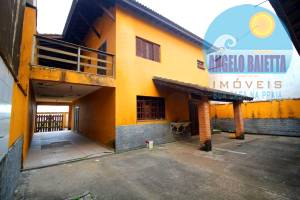Casa á venda no bairro Josedy em Peruibe, frente ao mar