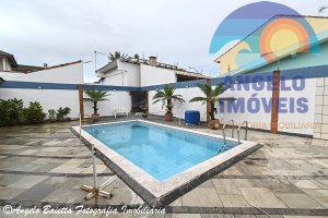 Sobrado lado praia á venda no bairro São José em Peruíbe