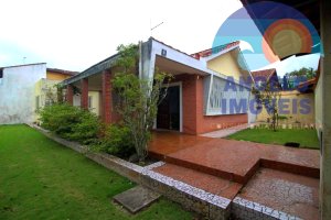 Casa lado praia em 2 lotes á venda no bairro Florida em Peruibe