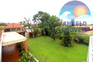 Casa lado praia em 2 lotes á venda no bairro Florida em Peruibe