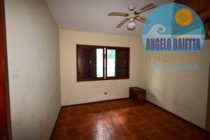 Casa com 3 dormitórios, sendo 1 suíte em Peruíbe, á 200 metros da praia