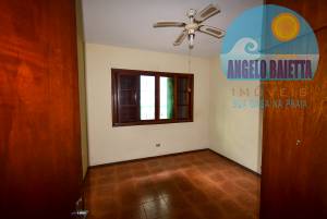Casa com 3 dormitórios, sendo 1 suíte em Peruíbe, á 200 metros da praia