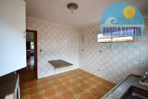 Casa com 3 dormitórios, sendo 1 suíte em Peruíbe, á 200 metros da praia