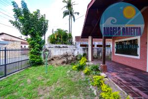 Casa com 3 dormitórios, sendo 1 suíte em Peruíbe, á 200 metros da praia