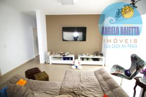 Casa com piscina á venda no bairro Três Marias em Peruíbe, á 500 metros da praia
