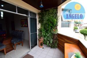 Apartamento com piscina, 2 dormitorios em Peruibe, entre 400 e 800 metros da praia