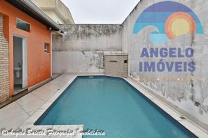 Casa com piscina em excelente localização á venda em Peruíbe- Litoral SP