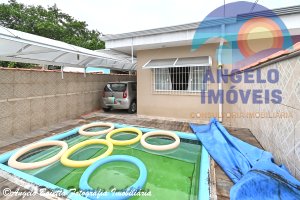 Casa com piscina á venda no bairro Ribamar em Peruíbe