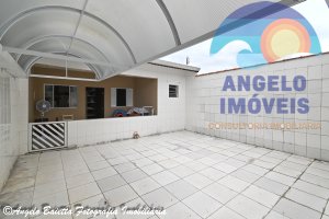 Casa com piscina á venda no bairro Ribamar em Peruíbe