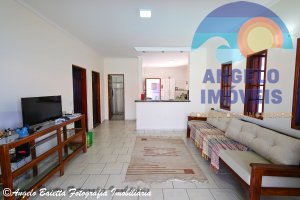 Casa lado linha com piscina no bairro Belmira Novaes em Peruíbe
