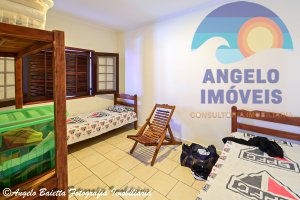 Casa lado linha com piscina no bairro Belmira Novaes em Peruíbe